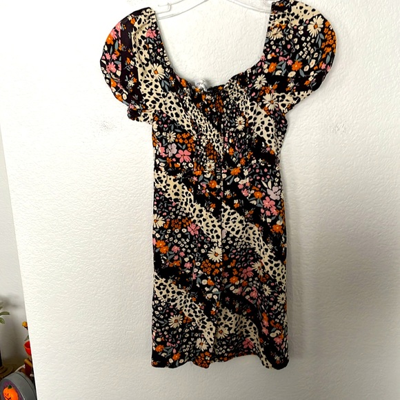 🖤🌸CUTE LITTLE MINIDRESS BY OTHERS FOLLOW SIZE XS 30Wx23L DARK FLORAL PATTERN - Picture 3 of 5